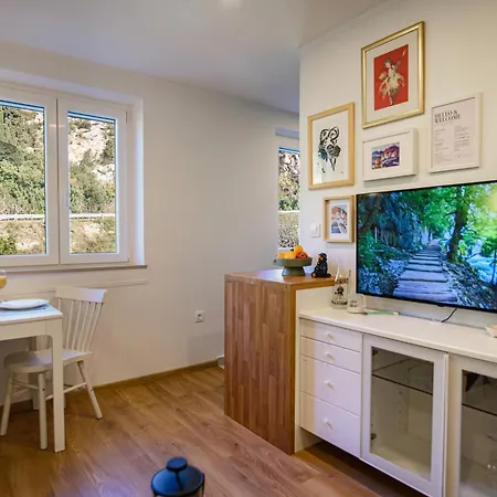 150m To - Free Parking - Garden View