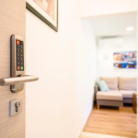 150m To - Free Parking - Garden View Daire *