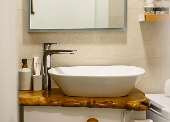 150m To - Free Parking - Garden View