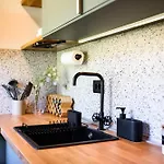 150m To - Free Parking - Garden View Apartment *