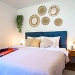 Apartment 150m To - Free Parking - Garden View