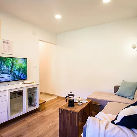 150m To - Free Parking - Garden View