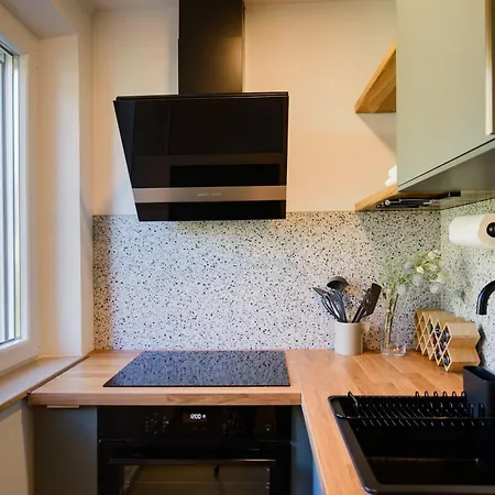 Apartment 150m To - Free Parking - Garden View