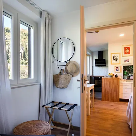 150m To - Free Parking - Garden View Apartment