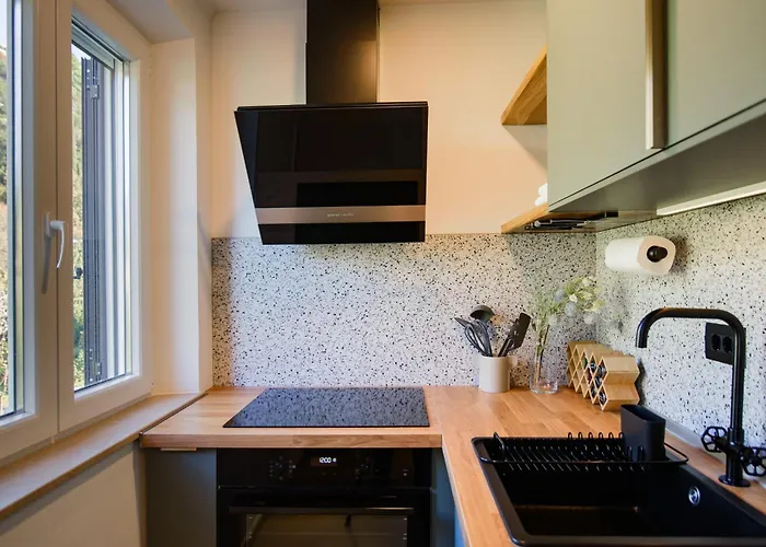 Lägenhet 150m To - Free Parking - Garden View