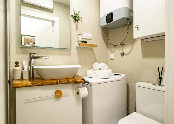 Lägenhet 150m To - Free Parking - Garden View